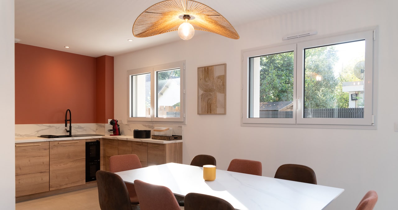 Cuisine ouverte sur salle à manger dans une maison neuve de 99 m² à Saint-Brévin-les-Pins