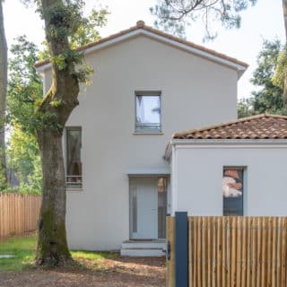Façade principale d’une maison neuve de 99 m² à étage à Saint-Brévin-les-Pins réalisée par un constructeur local