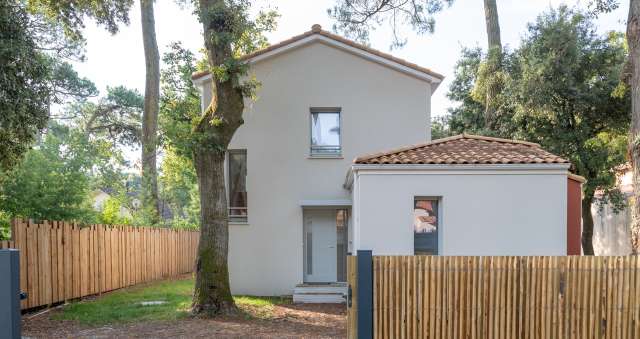 Façade principale d’une maison neuve de 99 m² à étage à Saint-Brévin-les-Pins réalisée par un constructeur local