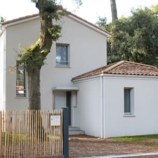 Vue secondaire d’une maison neuve de 99 m² à Saint-Brévin-les-Pins avec enduit blanc et Sun Tabasco