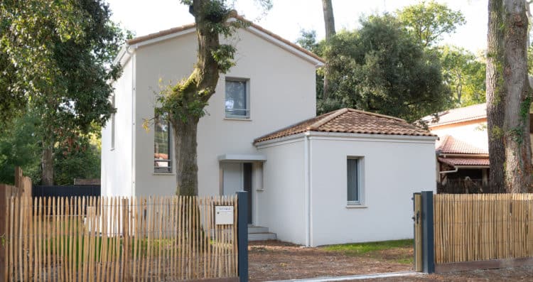 Vue secondaire d’une maison neuve de 99 m² à Saint-Brévin-les-Pins avec enduit blanc et Sun Tabasco