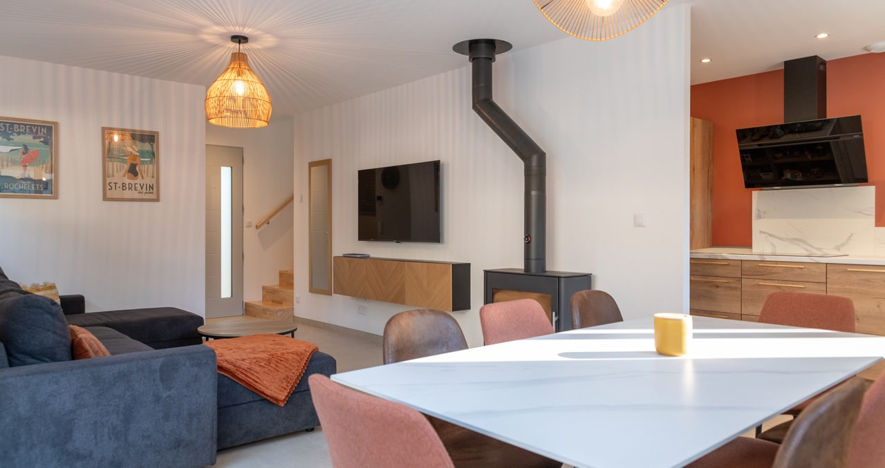 Pièce de vie ouverte salon, salle à manger et cuisine dans une maison neuve de 99 m² à Saint-Brévin-les-Pins