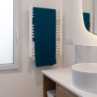 Salle de bain de la suite parentale dans une maison neuve de 99 m² à Saint-Brévin-les-Pins