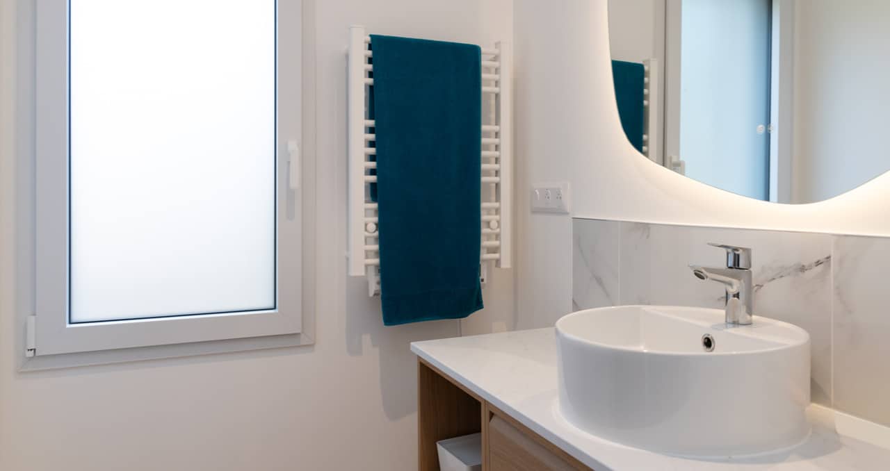 Salle de bain de la suite parentale dans une maison neuve de 99 m² à Saint-Brévin-les-Pins