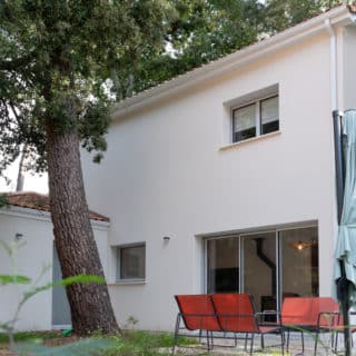 Terrasse orientée ouest d’une maison neuve de 99 m² à Saint-Brévin-les-Pins, idéale pour profiter du soleil