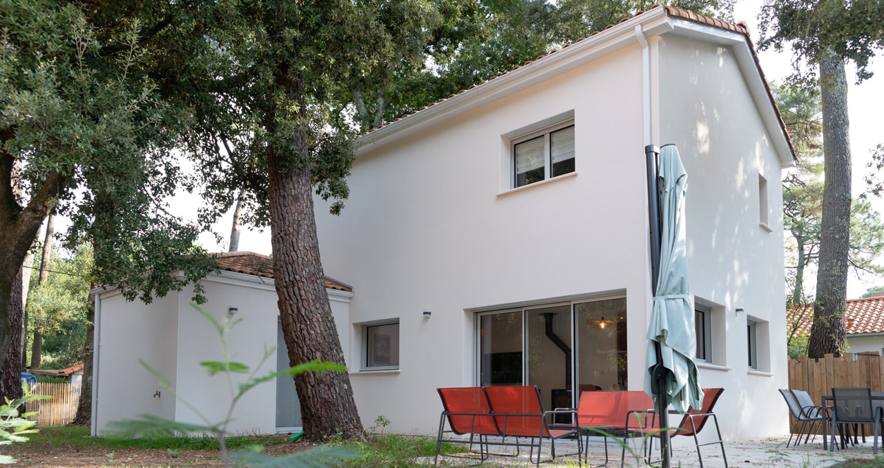 Terrasse orientée ouest d’une maison neuve de 99 m² à Saint-Brévin-les-Pins, idéale pour profiter du soleil