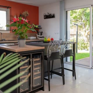 Pièce de vie ouverte sur la terrasse dans une maison neuve à Saint-Herblain