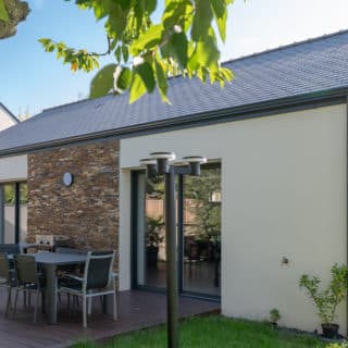 Terrasse et jardin avec parement en pierre sur maison neuve à Saint-Herblain