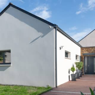 Porte d’entrée avec parement en pierre Stonepanel sur maison neuve à Saint-Herblain