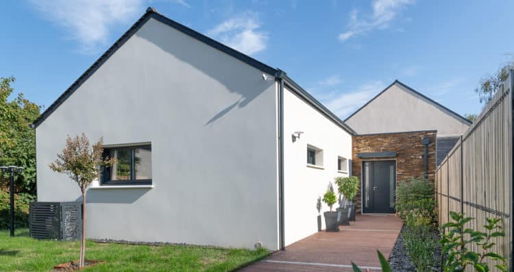 Porte d’entrée avec parement en pierre Stonepanel sur maison neuve à Saint-Herblain