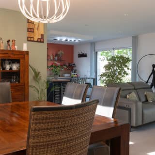 Pièce de vie lumineuse avec baie vitrée dans une maison neuve à Saint-Herblain