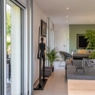 Espace de vie lumineux avec baie vitrée orientée nord-ouest