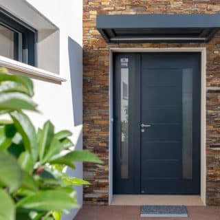Porte d’entrée avec parement en pierre Stonepanel sur maison neuve