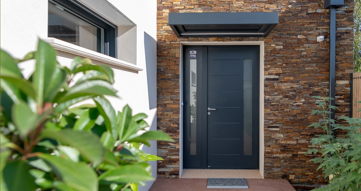 Porte d’entrée avec parement en pierre Stonepanel sur maison neuve