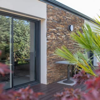 Façade arrière avec baie vitrée orientée nord-ouest dans une maison neuve