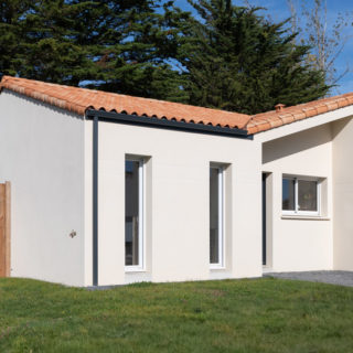 Façade avant maison neuve à Bourgneuf-en-Retz avec entrée cathédrale, construction par un constructeur local