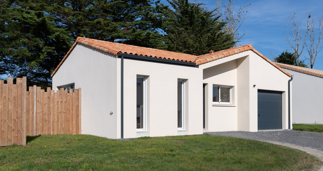 Façade avant maison neuve à Bourgneuf-en-Retz avec entrée cathédrale, construction par un constructeur local