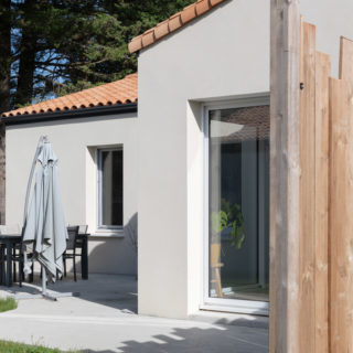Maison neuve à Bourgneuf-en-Retz avec plan en L, réalisée par un constructeur