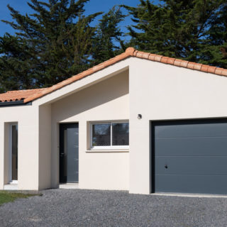 Maison neuve à Bourgneuf-en-Retz avec entrée cathédrale réalisée par un constructeur de maisons