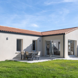 Vue côté jardin d’une maison en L à Bourgneuf-en-Retz construite par un constructeur local