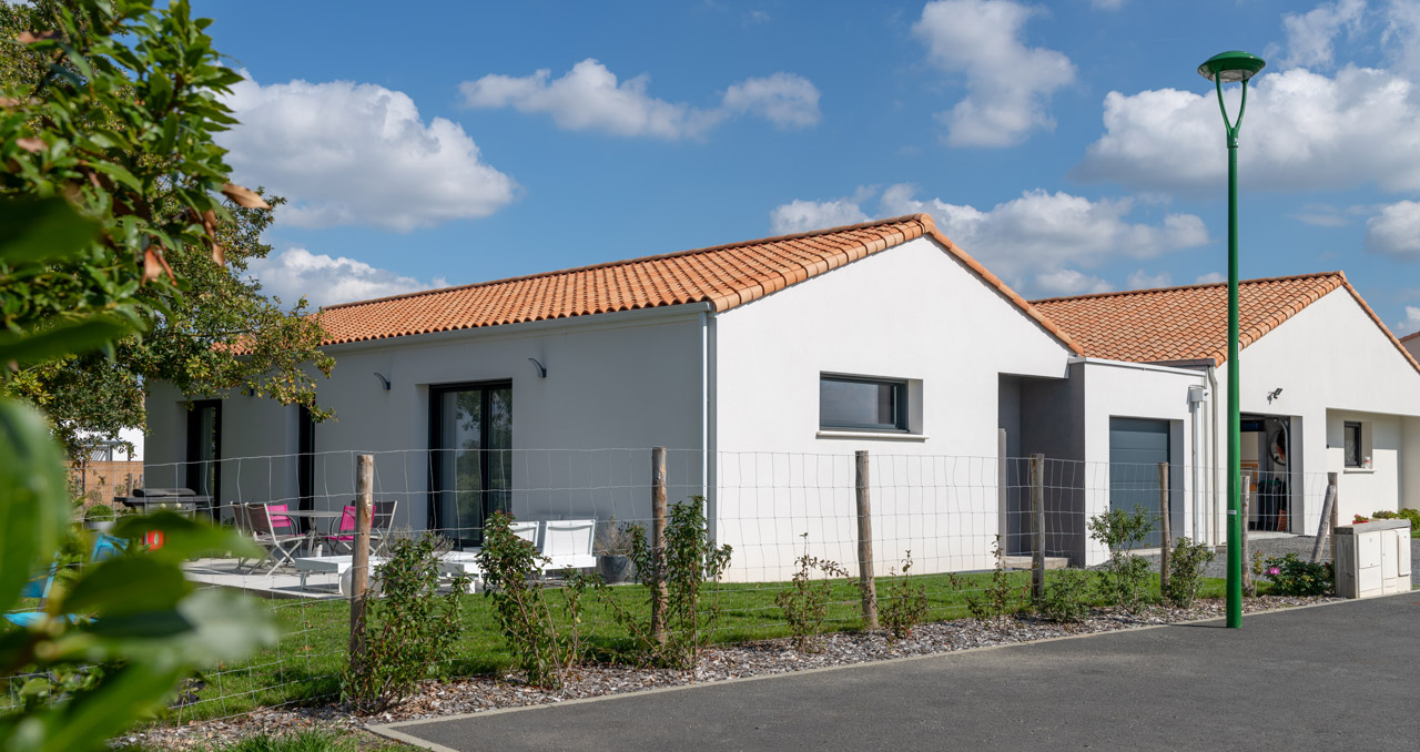 Façade avant d’une maison neuve T4 à Saint-Philbert-de-Bouaine, style moderne et menuiseries gris anthracite.